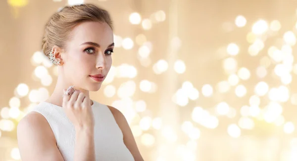 Mujer en vestido blanco con joyas de diamantes —  Fotos de Stock