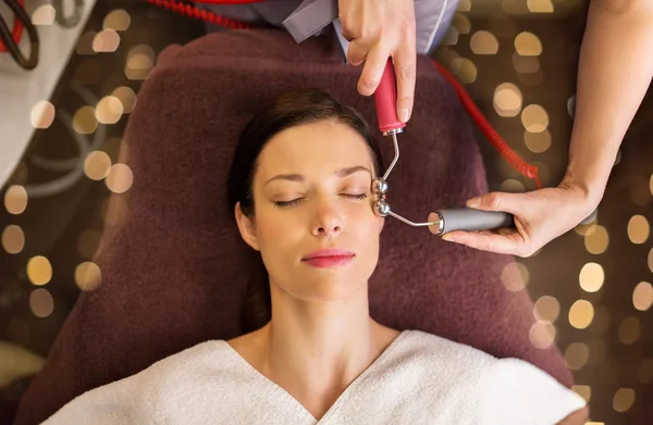 Kvinna som har hydradermi ansiktsbehandling i spa — Stockfoto