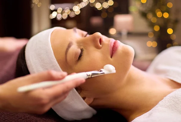 Kosmetolog applicera ansiktsmask på kvinnan på spa — Stockfoto