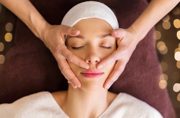 Vrouw het hebben van gezicht en hoofd massage in spa — Stockfoto