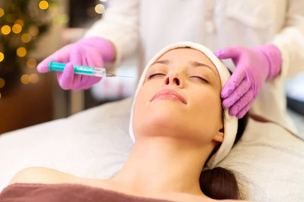 Kosmetolog gör skönhet injektion till kvinna läppar — Stockfoto