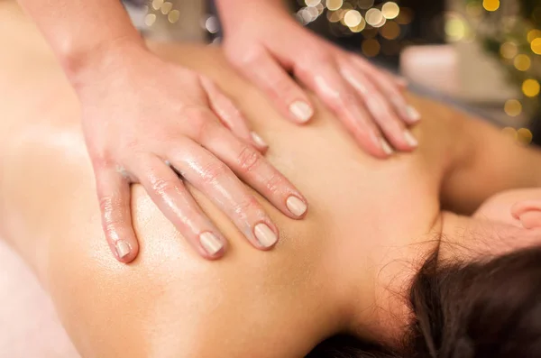 Close up de mulher tendo massagem nas costas no spa — Fotografia de Stock