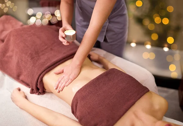 Mulher deitada e tendo massagem com óleo quente no spa — Fotografia de Stock