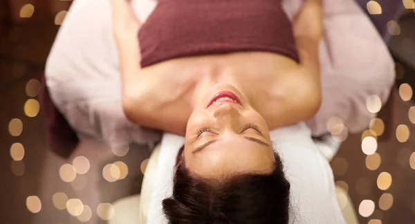 Glad ung kvinna ligger på spa eller massage salong — Stockfoto