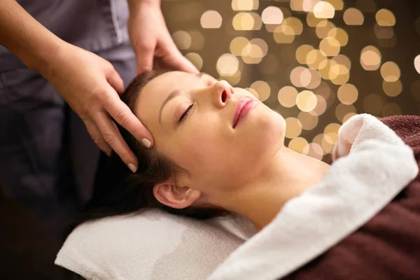 Mujer teniendo masaje en la cabeza en el spa — Foto de Stock