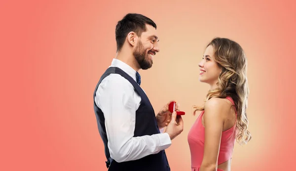 Мужчина дарит женщине обручальное кольцо на День Святого Валентина — стоковое фото
