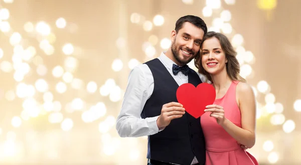 Glückliches Paar mit rotem Herz am Valentinstag — Stockfoto