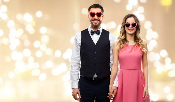 Casal feliz em óculos de sol em forma de coração — Fotografia de Stock