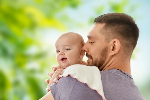 Far med lilla bebis över naturliga bakgrund — Stockfoto