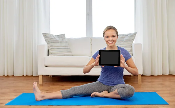 Kadın evde yoga yaparken tablet bilgisayar ile — Stok fotoğraf