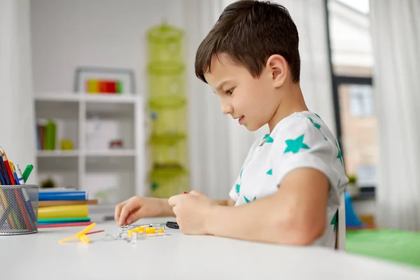 Kleiner Junge spielt zu Hause mit Baukasten — Stockfoto