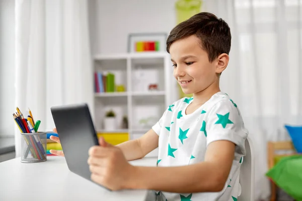 Schüler mit Tablet-PC und Notebook zu Hause — Stockfoto