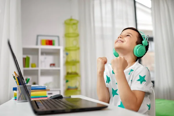 Menino comemorando vitória no jogo de computador — Fotografia de Stock