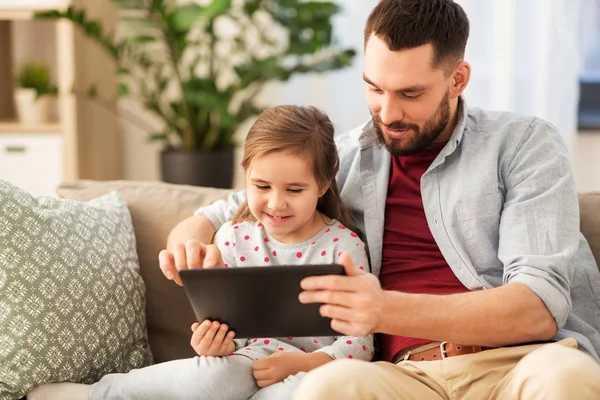 Pai e filha com computador tablet em casa — Fotografia de Stock