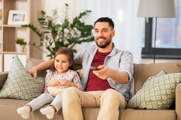 Mutlu baba ve kızı evde tv izlerken — Stok fotoğraf