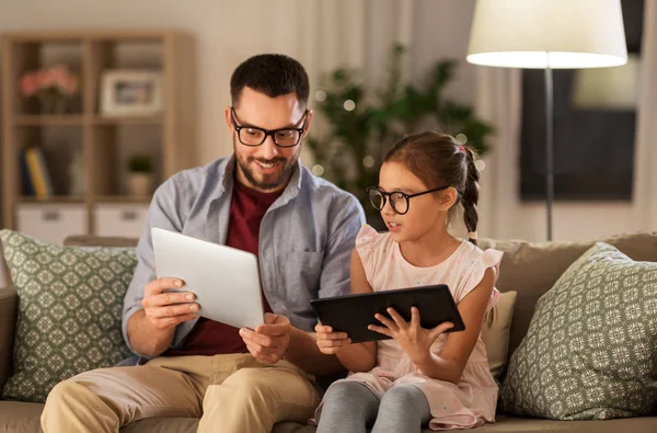 Vader en dochter met Tablet PC's thuis — Stockfoto