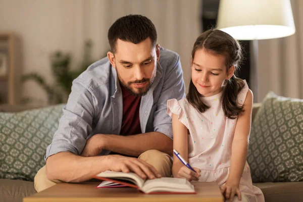 Far och dotter gör läxor tillsammans — Stockfoto