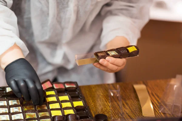 Trabajador embalaje caramelos en confitería — Foto de Stock