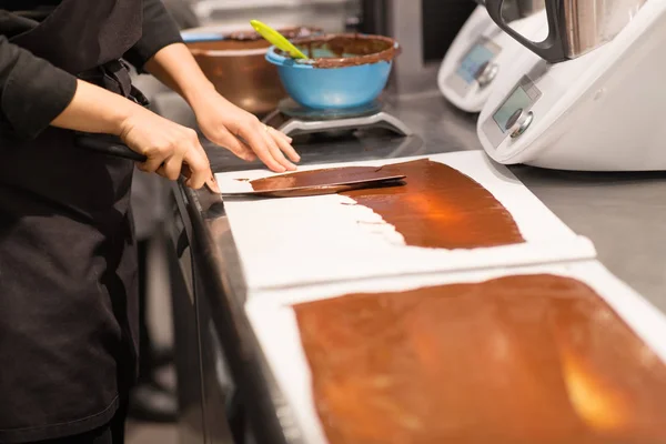 Pâtissier fait dessert au chocolat à la sucrerie — Photo