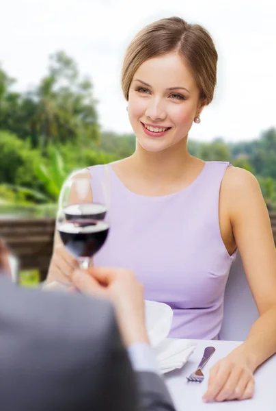 Onu adam şarapla restoranda içme kadın — Stok fotoğraf