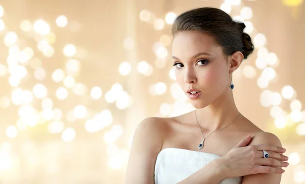 Belle femme avec boucle d'oreille, bague et pendentif — Photo