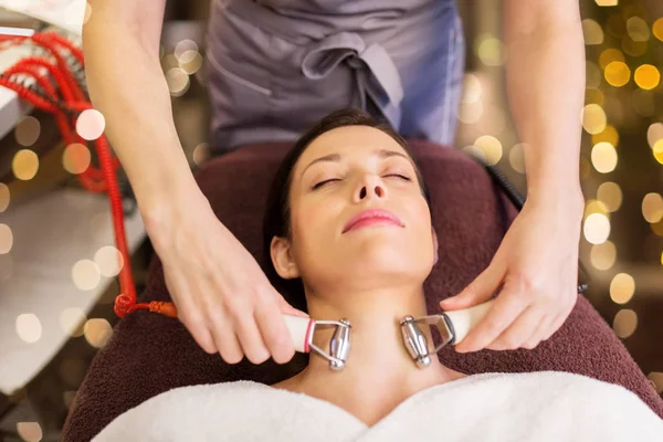 Kvinna som har hydradermi ansiktsbehandling i spa — Stockfoto