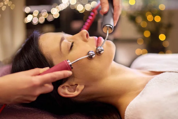 Pessoas Beleza Cosmetologia Conceito Tecnologia Bela Jovem Mulher Que Tem — Fotografia de Stock