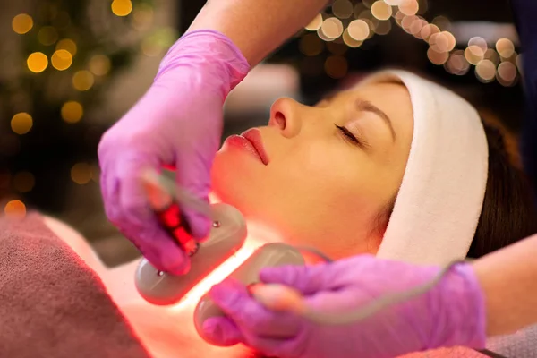 Ung kvinna med ansikte microdermabrasion på spa — Stockfoto