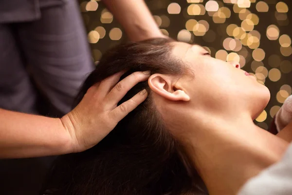 Žena při masáži hlavy v lázních — Stock fotografie