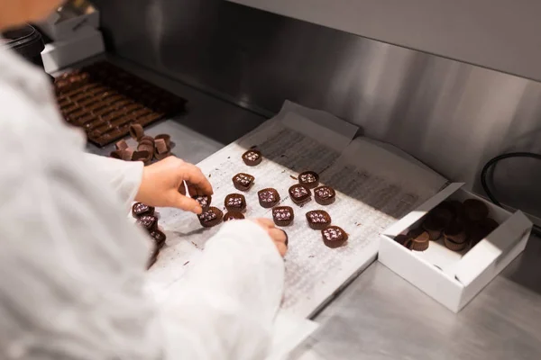 Trabajador embalaje caramelos en confitería —  Fotos de Stock