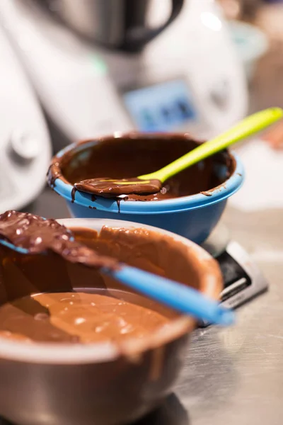 Crema de chocolate en cuenco en la confitería —  Fotos de Stock