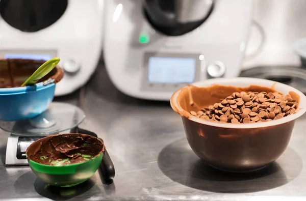 Концепція Кулінарії Приготування Їжі Крупним Планом Шоколадні Кнопки Мисці Вершках — стокове фото