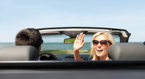Homem feliz e mulher dirigindo em carro cabriolet — Fotografia de Stock