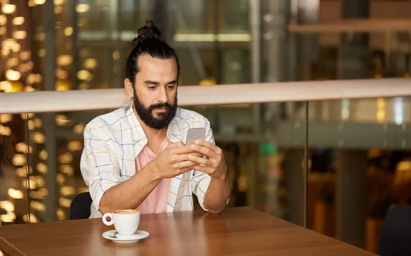 Hombre con café y smartphone en el restaurante — Foto de Stock