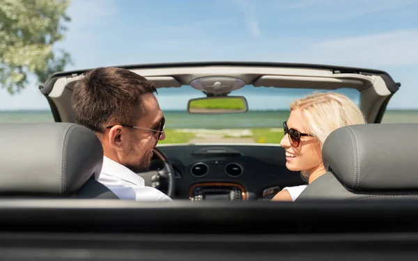 Homem feliz e mulher dirigindo em carro cabriolet — Fotografia de Stock