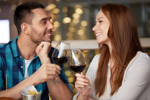 Glückliches Paar trinkt Rotwein im Restaurant — Stockfoto