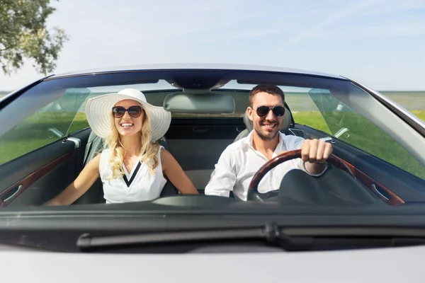 Feliz hombre y mujer conduciendo en coche cabriolet —  Fotos de Stock