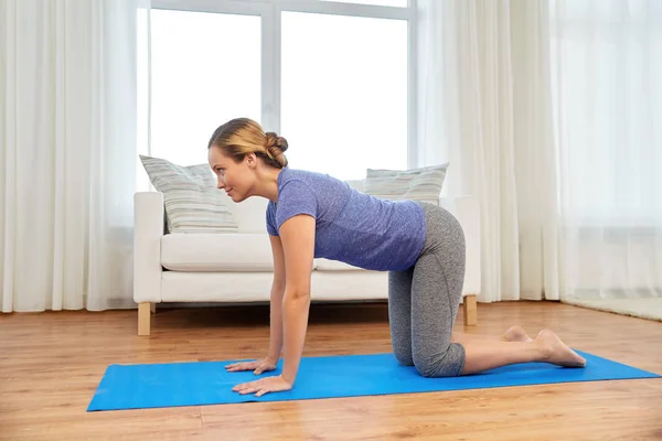 Mujer haciendo yoga vaca pose en casa — Foto de Stock