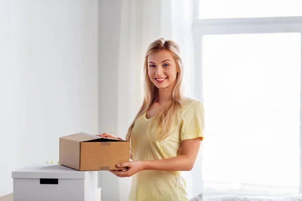 Happy woman with boxes moving to new home — Stock Photo, Image
