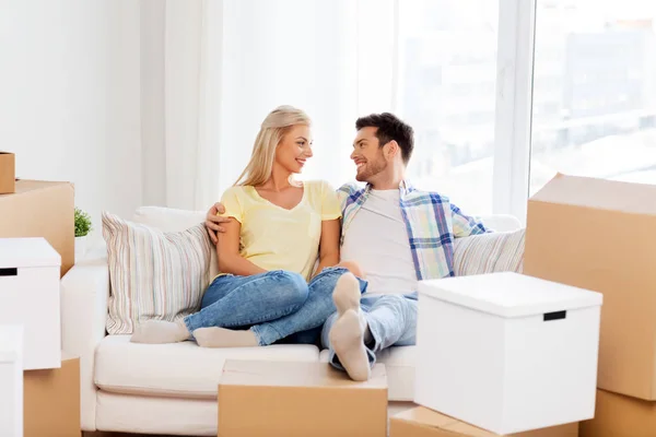 Gelukkig paar met dozen verhuizen naar nieuw huis — Stockfoto
