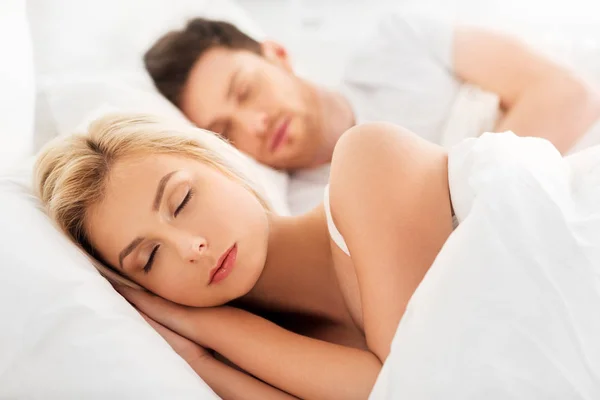 Feliz pareja durmiendo en la cama en casa — Foto de Stock