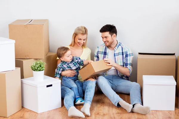 Szczęśliwa rodzina z pudełkami przenosi się do nowego domu — Zdjęcie stockowe