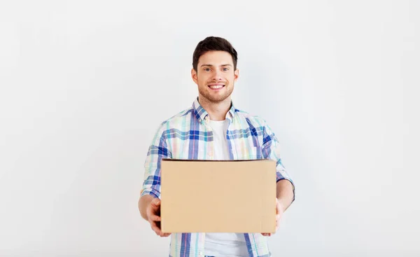 Homem feliz segurando caixa de papelão — Fotografia de Stock