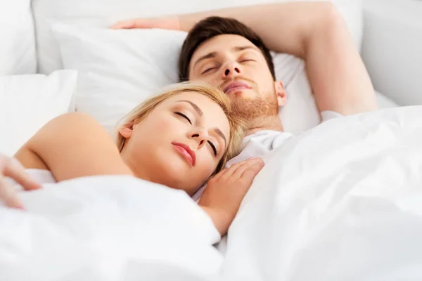 Feliz pareja durmiendo en la cama en casa —  Fotos de Stock