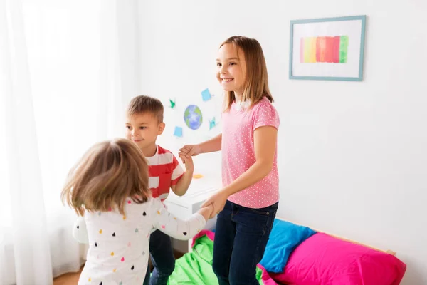 Jeugd Vrijetijds Familie Concept Gelukkige Kinderen Spelen Thuis — Stockfoto