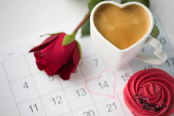 Close-up de calendário, café, cupcake e rosa vermelha — Fotografia de Stock