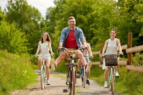 Amici felici a cavallo di biciclette a scatto fisso in estate — Foto Stock