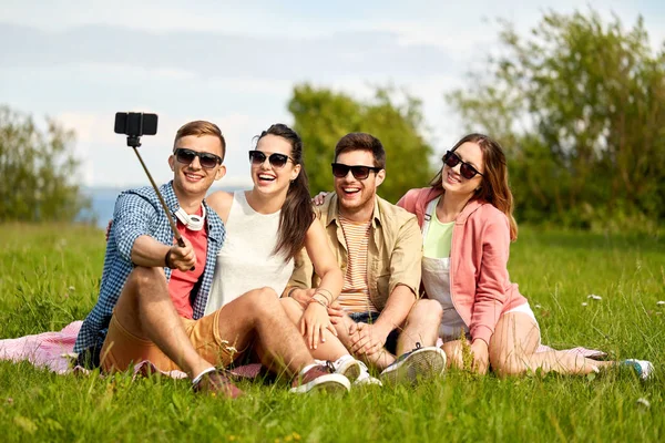 Amici scattare foto da bastone selfie in estate — Foto Stock
