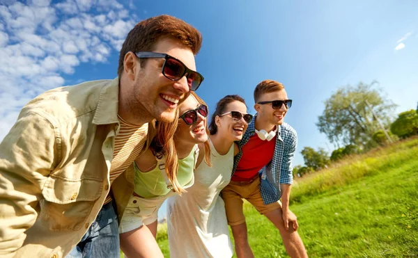 Feliz adolescente amigos riendo al aire libre en verano —  Fotos de Stock