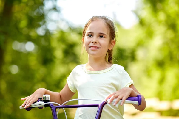 Gelukkig klein meisje met fiets in de zomer — Stockfoto